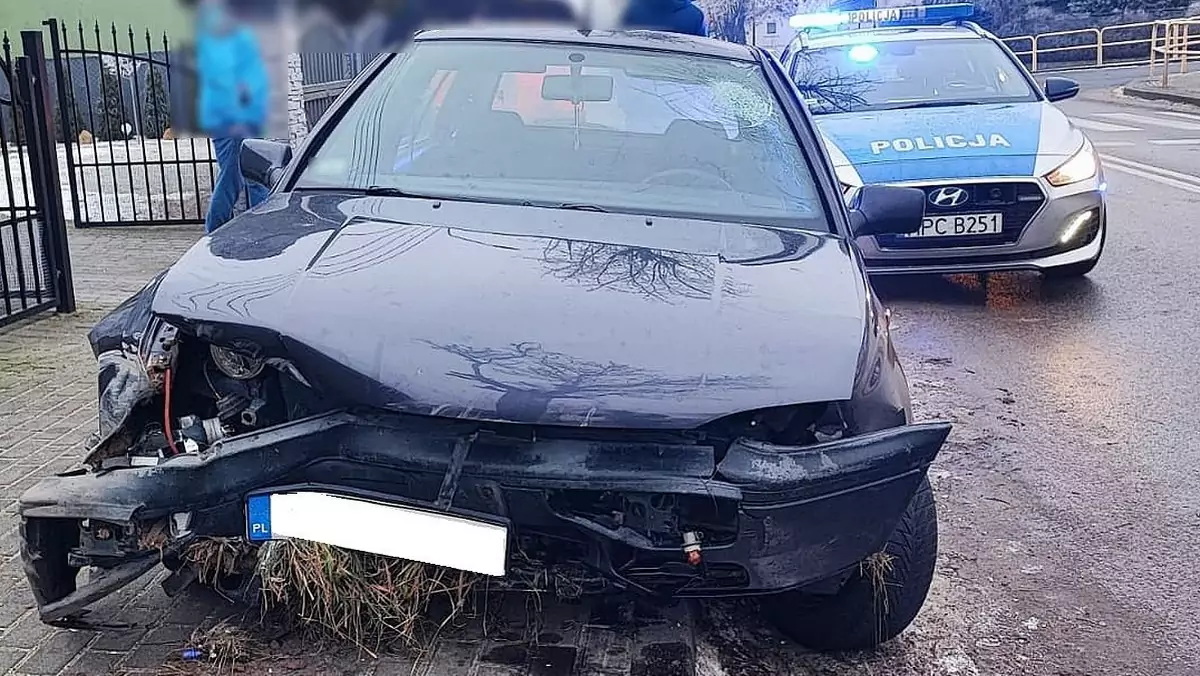 Pożyczył i rozbił cudzego Golfa. Potem odstawił go przed dom