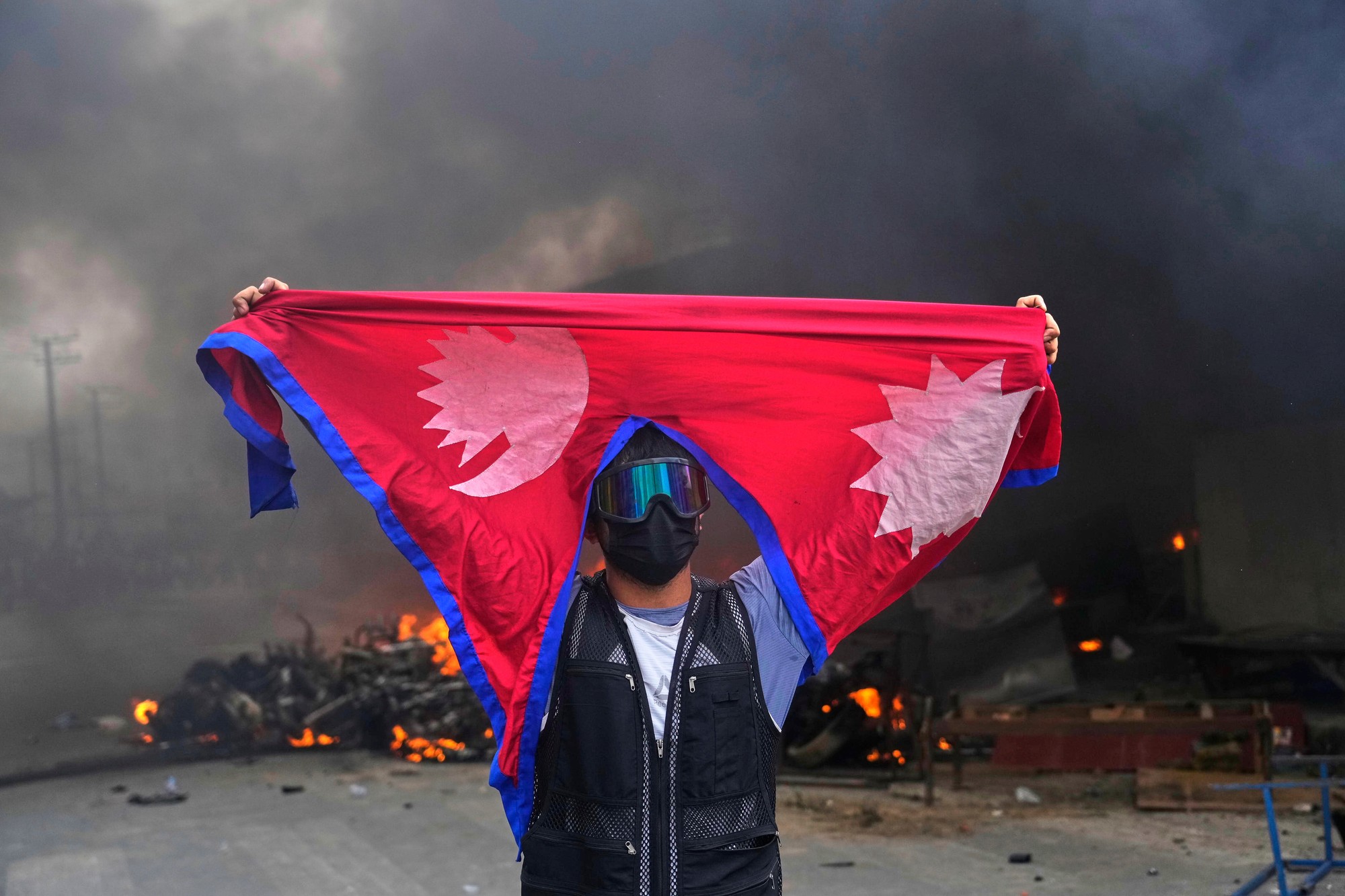Armáda sa po protestoch snaží obnoviť poriadok v krajine.