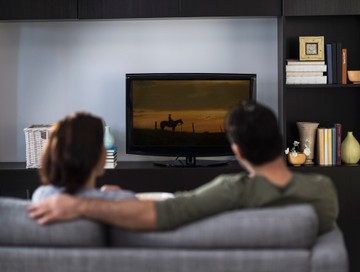 Trombózis a tévézéstől? Nagyobb eséllyel alakulhat ki vérrög, ha sokat ül a kanapén