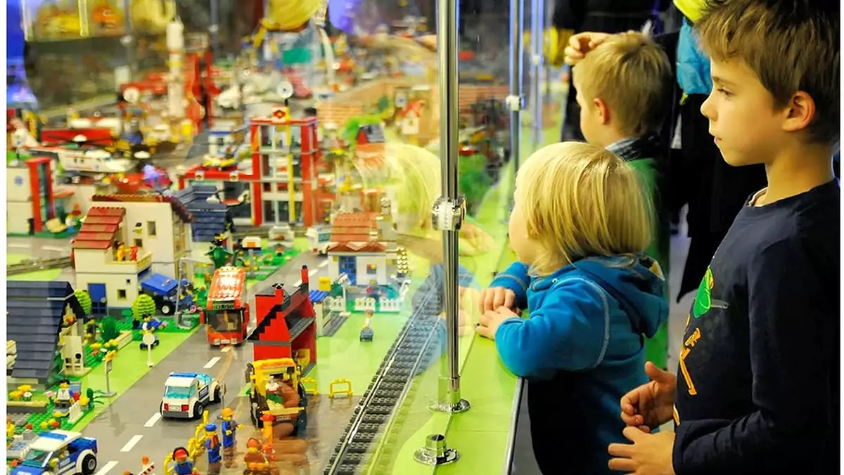 10 tirów klocków i sprzętu, fantastyczne budowle, praca niemal 100 osób i największy na świecie statek z klocków Lego - już od 13 grudnia na Stadionie Narodowym w Warszawie