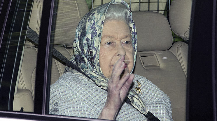 II. Erzsébet brit királynő maszk nélkül utazott Balmoralba /Fotó: profimedia.hu