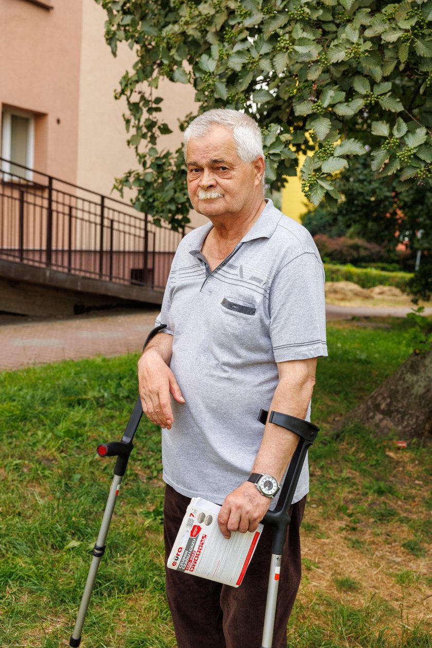 Kazimierz Wrona, jeden z lokatorów, w ub. niedzielę zatruł się w mieszkaniu czadem