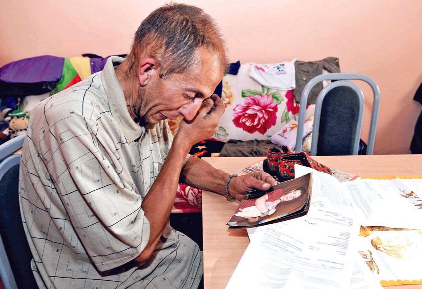 Đorđe plače nad fotografijama svojih mališana