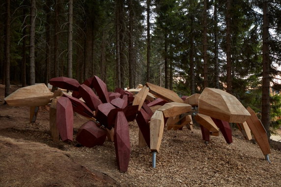 W Karkonoszach zbudowali park rozrywki z ogromnymi rzeźbami. Oto Pecka Playspace