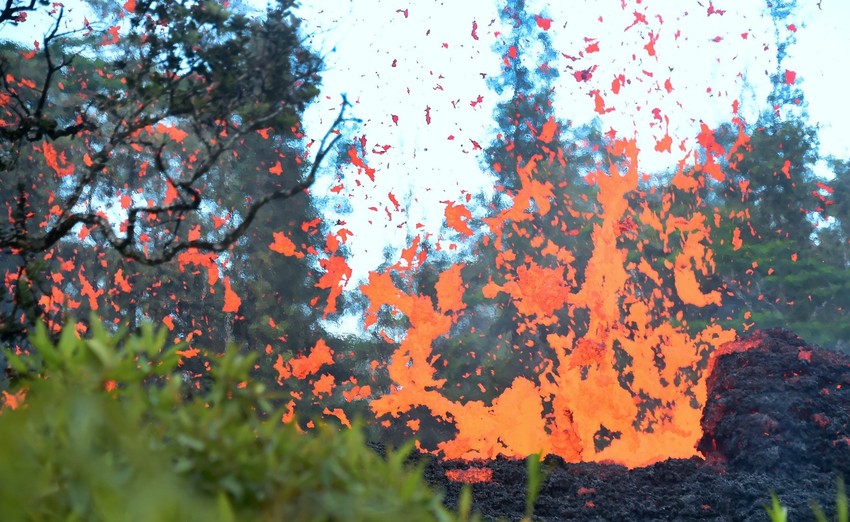 Lava štrca iz pukotina poput fontane