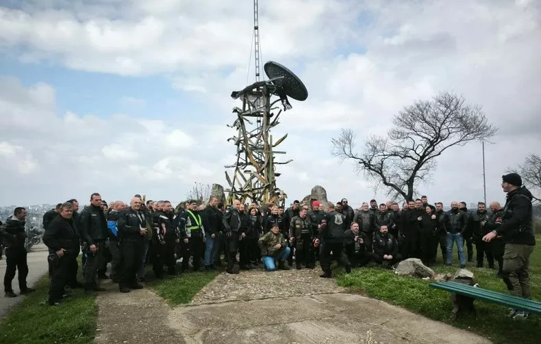 Spomen-obeležja "Glasnik sa Straževice",