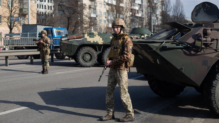 Ukraińscy żołnierze na drogach wjazdowych do Kijowa, 25 lutego 2022 r., drugi dzień wojny