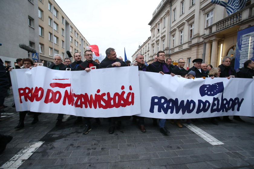 Prezes zabrała togi sędziom