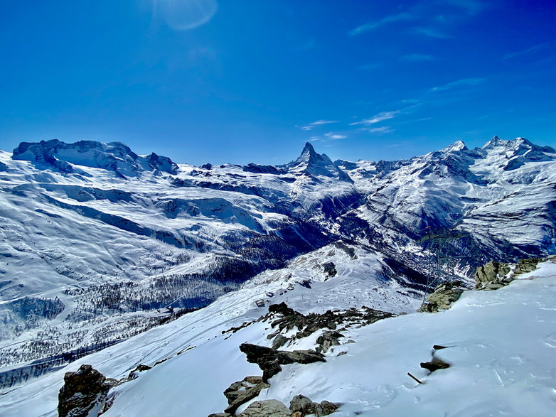 Widok ze szczytu Rothhorn w kierunku południowo-zachodnim. Od lewej Breithorn, Klein Matterhorn, w środku Matterhorn, zaraz za nim Dent d’Herens i dalej po prawej Dent Blanche, Ober Gabelhorn i Wellenkuppe