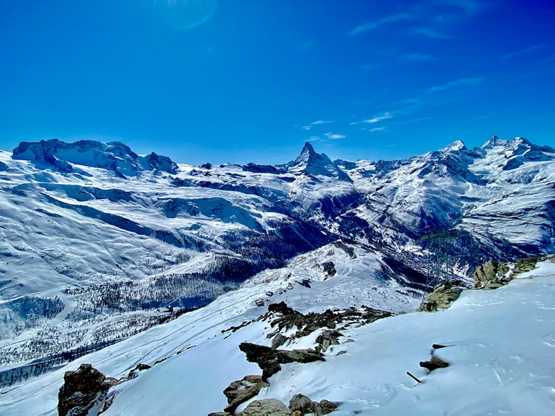 Widok ze szczytu Rothhorn w kierunku południowo-zachodnim. Od lewej Breithorn, Klein Matterhorn, w środku Matterhorn, zaraz za nim Dent d’Herens i dalej po prawej Dent Blanche, Ober Gabelhorn i Wellenkuppe