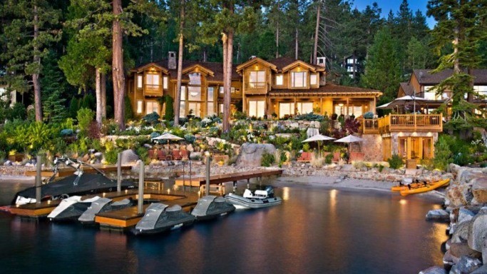 Posiadłość jest utrzymana w japońskiej stylistyce. Zajmuje powierzchnię 23 akrów na których znajduje się m. in. sztuczne jeziorko, staw, pokój herbaciany i łaźnia. Ellison Estate jest jedną z nieruchomości należących do Larry’ego Ellisona, współzałożyciela i dyrektora Oracle, który jest jednym z najbogatszych ludzi na świecie.