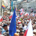 Tłumy na ulicach Warszawy. Tysiące ludzi idą w marszu