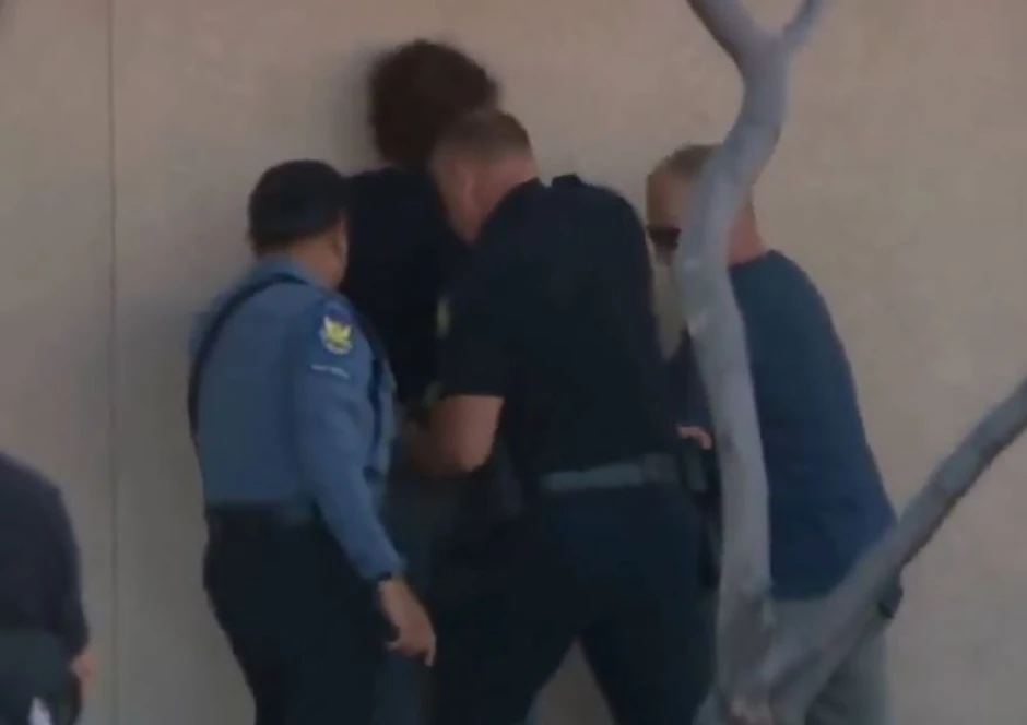 Uhapšen tinejdžer koji je šutirao cveće, balone i zastavice ostavljene u Kirkovu čast