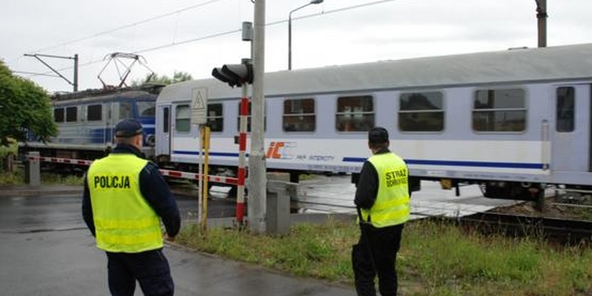 Policjanci na przejazdach kolejowych