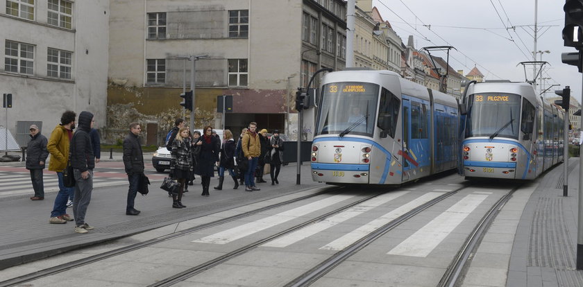 Mieszkańcy: Przez pieszych nie widać tramwajów
