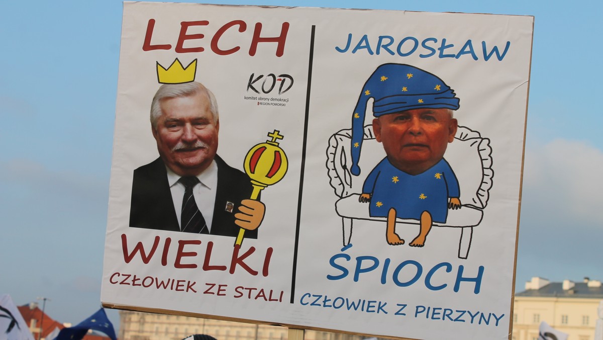 "Naród podzielony działa na żetony". Transparenty na marszu KOD