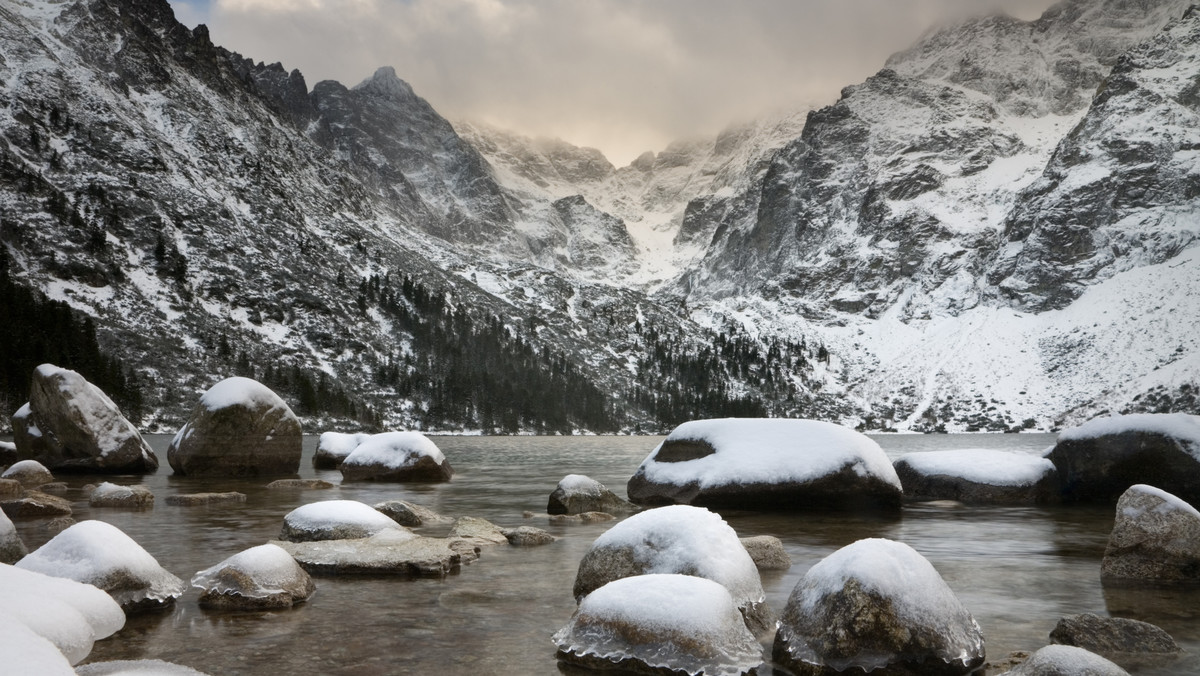 Grupa 45 turystów, która miała problem z powrotem znad Morskiego Oka w Tatrach, ostatecznie sama zeszła do Palenicy Białczańskiej. Turystów zaskoczył szybko zapadający zmrok i brak fasiągów - góralskich dorożek, którymi mogliby wrócić.