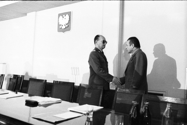 X Plenum KC PZPR w 1982 roku. Czesław Kiszczak rozmawia z Wojciechem Jaruzelskim