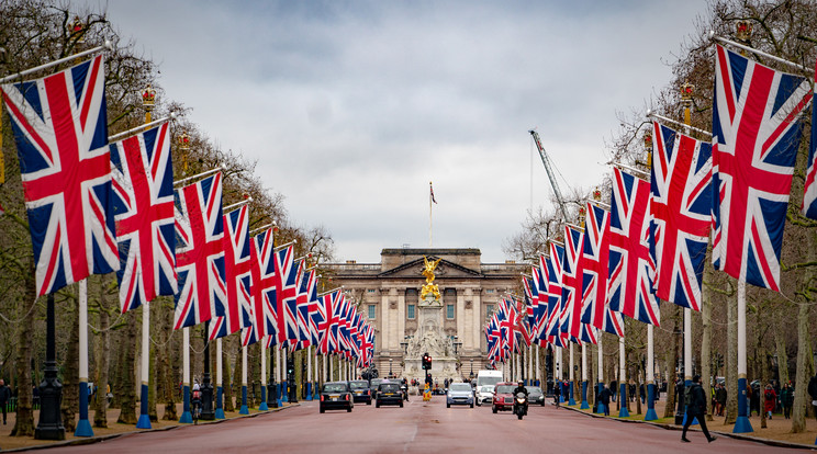 Sűrű zászlóerdő a Buckingham-palota felé vezető út két oldalán/Fotó: Profimedia