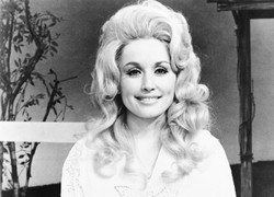 Powrót legendarnej blondynki. Dolly Parton ma 68 lat, wygląda na 40! [ZDJĘCIA]