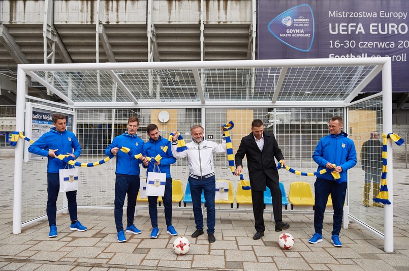 Prezydent Gdyni Wojciech Szczurek (C), prezes klubu piłkarskiego Arka Gdynia Wojciech Pertkiewicz (2P) oraz piłkarze Arki - Damian Zbozień (L), Tadeusz Socha (2L), Luka Zarandia (3L) i Przemysław Trytko