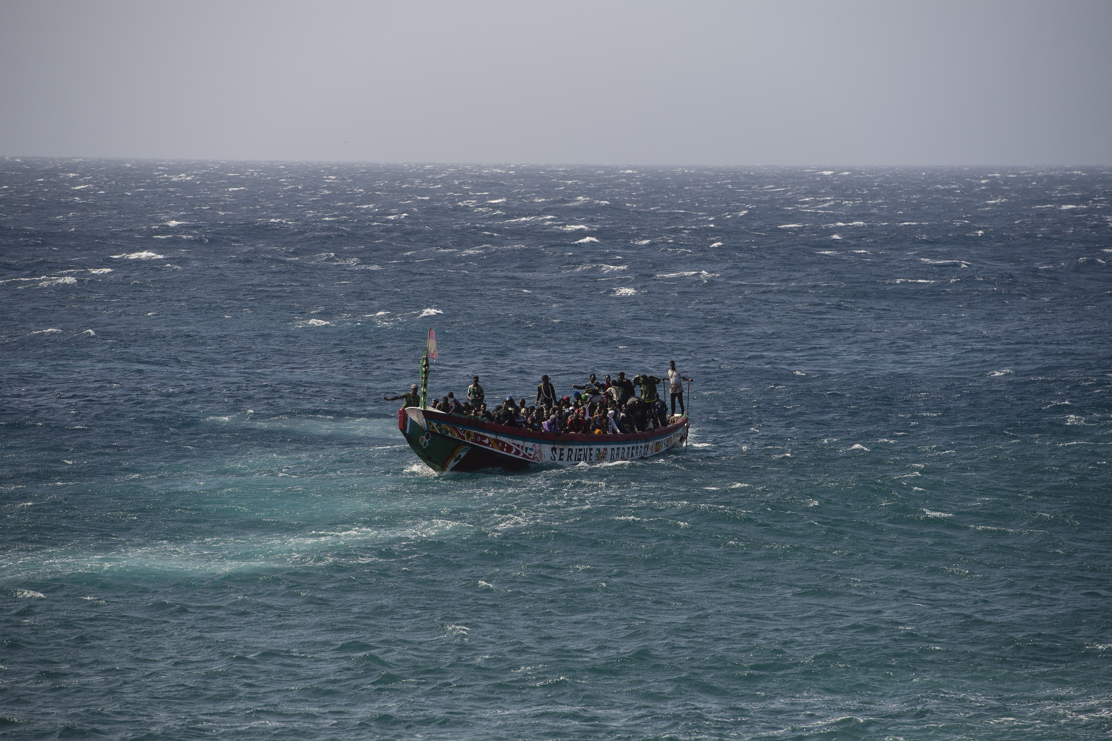 Rescatan a 403 migrantes subsaharianos en dos cayucos frente a El Hierro