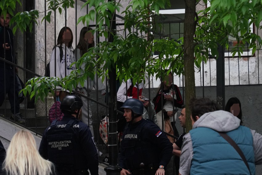 Učenici koji su izašli iz škole u pratnji policije 