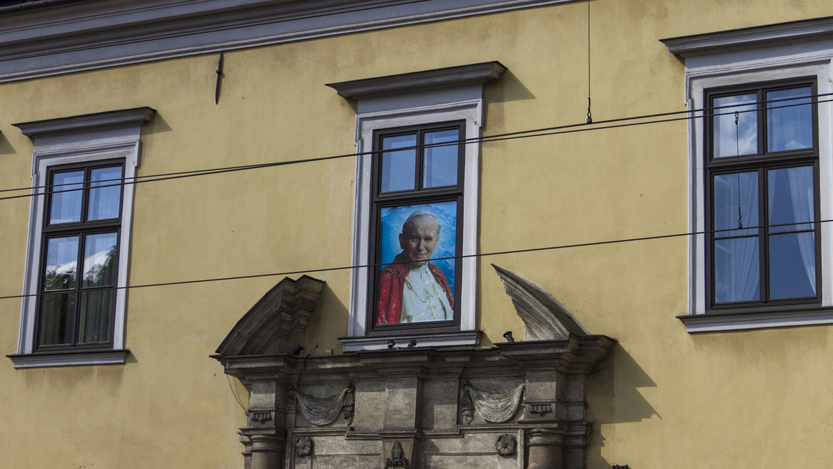 Nie będzie nowej choinki pod Oknem Papieskim w Krakowie w miejsce zniszczonej w sobotę przez wiatr. Udekorowany zostanie za to świerk rosnący na dziedzińcu krakowskiej kurii.