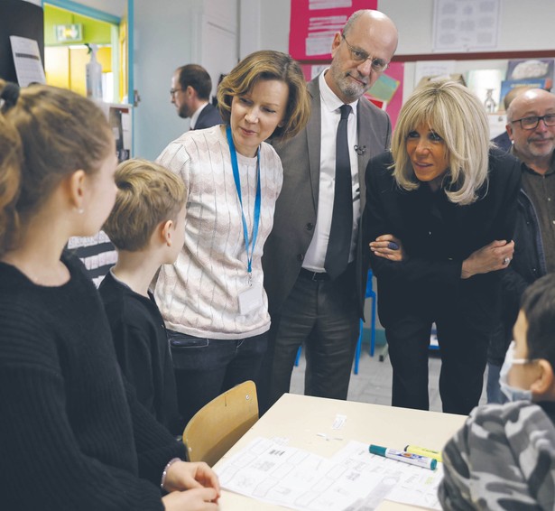 Spotkanie Brigitte Macron i ministra edukacji Jeana-Michela Blanquera z małymi uchodźcami w szkole w Epinay-sur-Seine