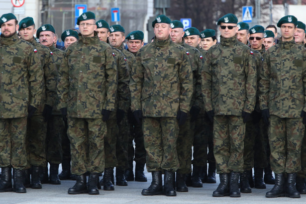 05.03.2017 Warszawa , pl Pilsudskiego . Uroczysta promocja na pierwszy stopien oficerski 100 zolnierzy rezerwy, z udzialem ministra obrony narodowej Antoniego Macierewicza . Fot . Slawomir Kaminski / Agencja Wyborcza.pl