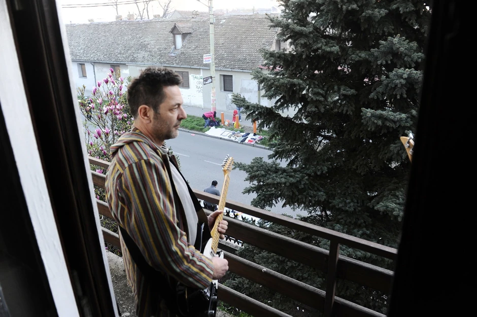 Zemunac Milan Barković gitarom je rasterao prodavce ispod prozora Zemunac Milan Barković nije se svađao sa prodavcima sa "divljeg buvljaka" pred njegovom kućom u zoru, već je iz protesta izneo pojačalo i gitaru na terasu i priredio "rok koncert". Snimak je u martu videlo 70.000 ljudi.