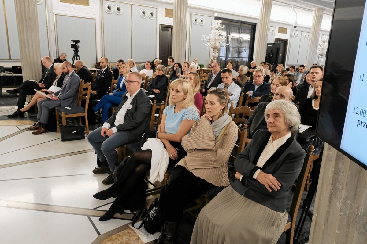 Sprzątaczka zarobi więcej niż nauczyciel. "To jest pełna kompromitacja"