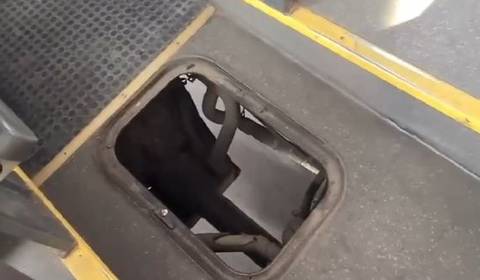 Pasażerowie autobusu mogli czuć się zaniepokojeni. Policjanci sięgnęli po nagranie