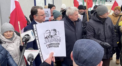 Zaskakujące sceny przed więzieniem. Obrońcy Wąsika chwycili za... różańce. Wspólnie odmówili modlitwę [WIDEO]