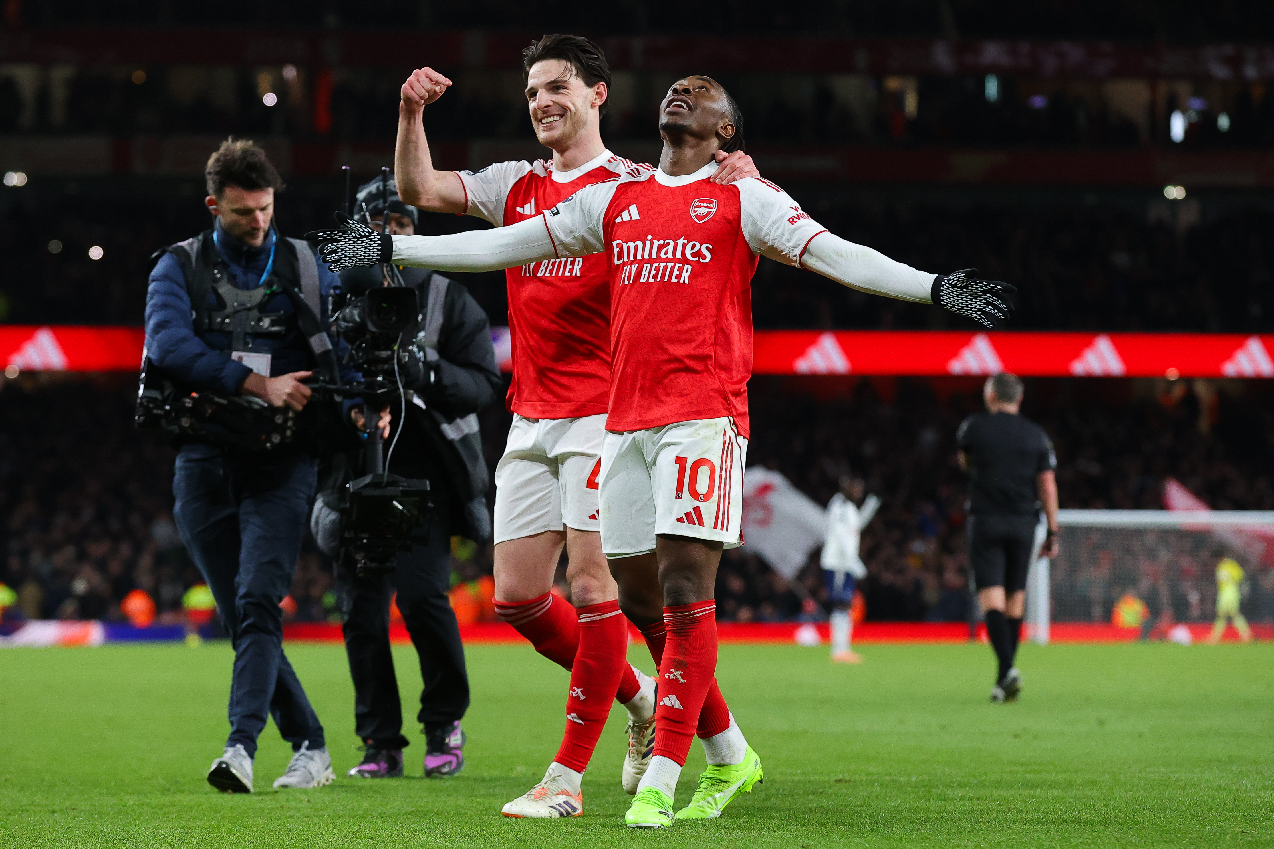Hat-trick de Eze: Arsenal destroza al Tottenham 4-1 en el derbi