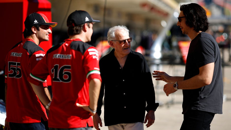 Rajdowcy Charles Leclerc i Carlos Sainz z reżyserem "Ferrari" Michaelem Mannem oraz aktorem Adamem Driverem