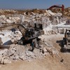 Palestinci pregledaju zapaljeni bager na mestu napada izraelskih doseljenika u selu Sair na Zapadnoj obali, blizu Hebrona.