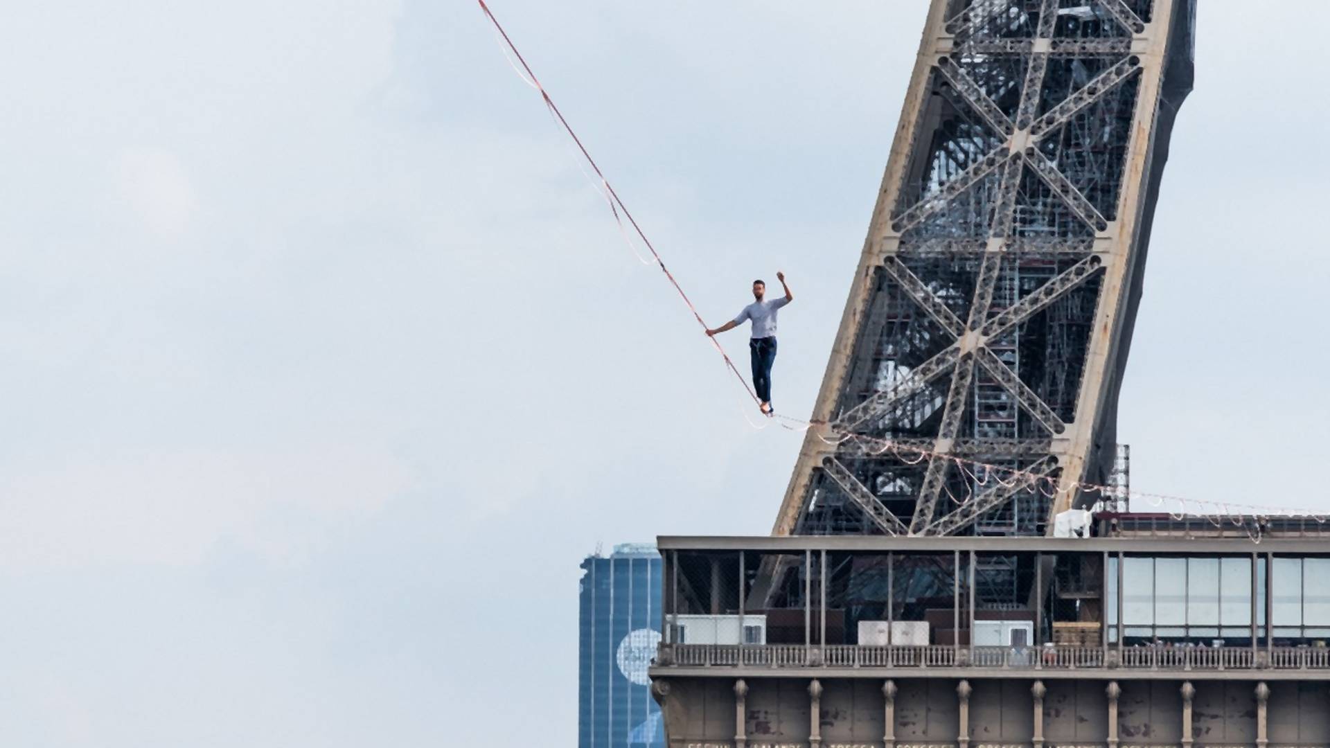 Malo ko bi imao hrabrost za nešto ovako - francuski akrobata hodao po žici razapetoj na Ajfelovom tornju