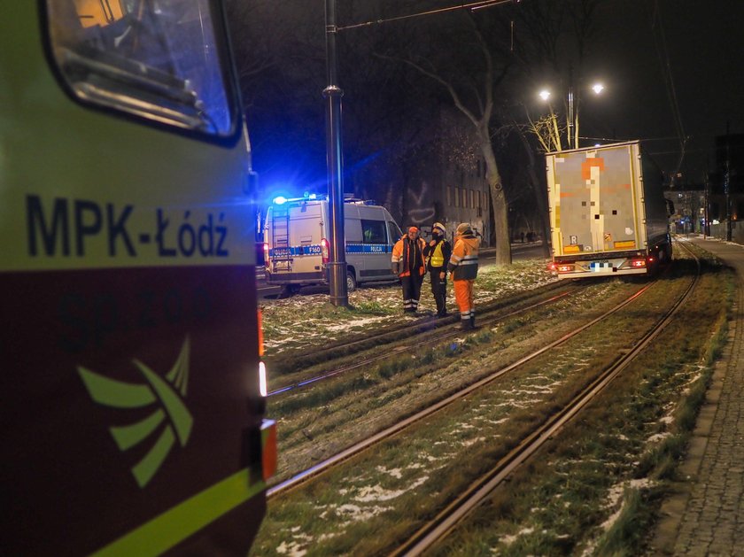 Tir zamiast tramwaju? Jechał po torowisku