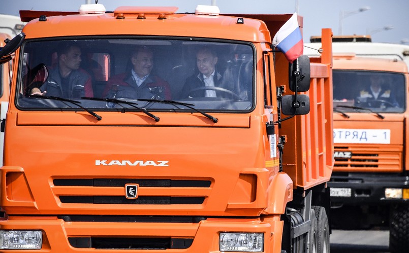 Władze Rosji oficjalnie otworzyły w ten sposób część samochodową przeprawy na oderwany od Ukrainy półwysep. Dla transportu pasażerskiego i samochodów osobowych most, który nazwano "Krymski", będzie otwarty od 16 maja. Samochody ciężarowe mają być dopuszczone do przejazdu jesienią bieżącego roku, a przeprawa kolejowa ma być otwarta w grudniu 2019 roku.