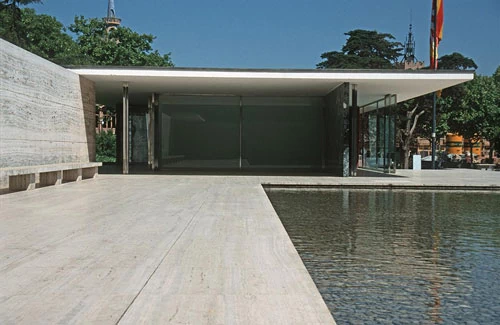Jeden z projektów Miesa van der Rohe - Pawilon wystawowy w Barcelonie (rekonstrukcja). fot. Wikimedia Commons.