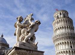 Wandalizm w Krzywej Wieży w Pizie. Dwóch turystów aresztowanych