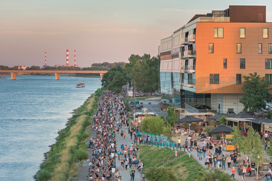 Woda i gwarny bulwar (lub plaża), a nad nimi luksusowe apartamentowce (tutaj warszawski The Tides). To połączenie, które karierę robi na całym świecie, ale nie zawsze się sprawdza