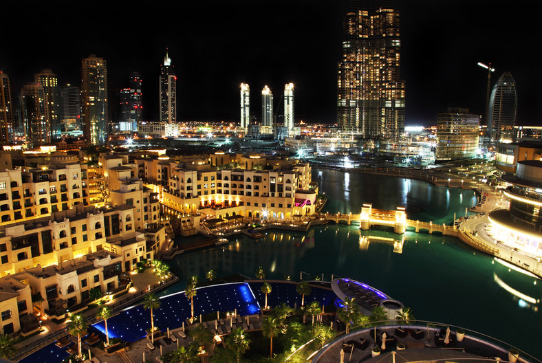 Nocny widok na Dubaj, stolicę Zjednoczonych Emiratów Arabskich. Fot. Shutterstock.