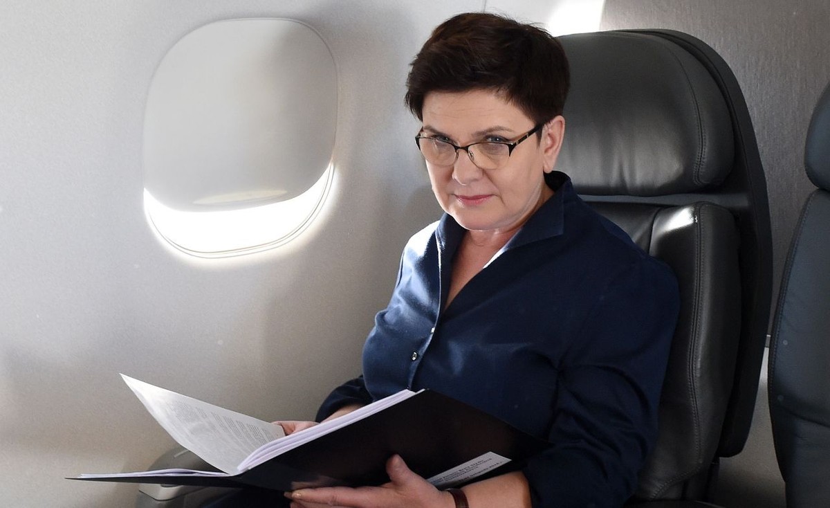 Premier Beata Szydło na pokładzie samolotu rządowego Embraer 175, w drodze z Warszawy do Izraela