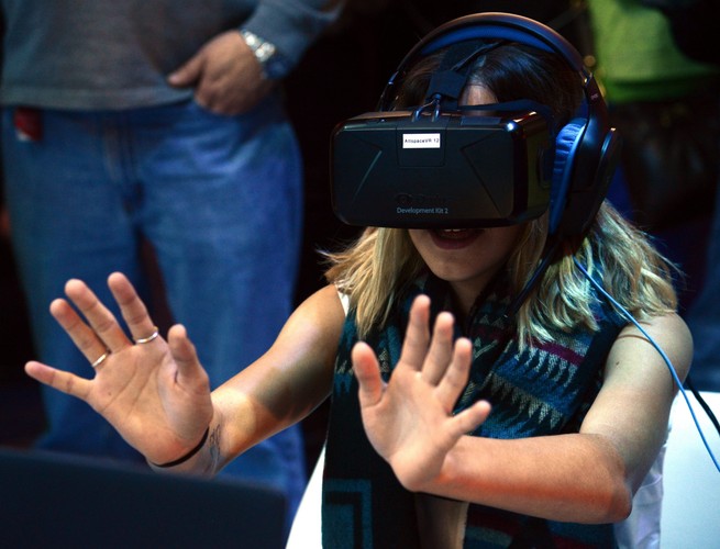<strong>Wirtualny hełm firmy Altspace Virtual Reality.</strong><br /><br />

 Wirtualna rzeczywistość nie odchodzi do lamusa ale jak pokazują targi CES 2015 rozwija się coraz bardziej.  Oto propozycja od Intela i firmy AVR. Dzięki wykorzystanej technologii opartej na kamerach, czujnikach i laptopach kilka osób posiadając  specjalny headset może spotkać się w wirtualnej przestrzeni i wchodzić w interakcje dzięki stworzonym avatarom, np. grać w siatkówkę. Oczywiście technologia nie przypomina realnego obrazu HD np. z konkretnego miejsca na świecie, ale bardziej grafikę z gier lub filmów SF z końca lat 90-ych. Twórcy zapowiadają jednak rozwój tej technologii<br /><br />