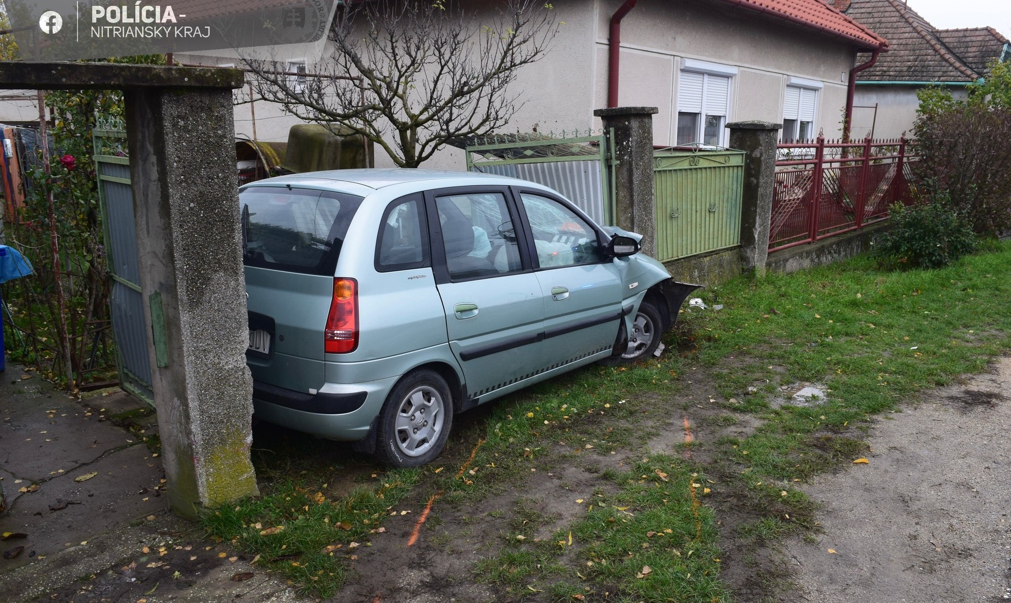 Neplnoletá vodička v obci Neded zdemolovala bránu rodinného domu.