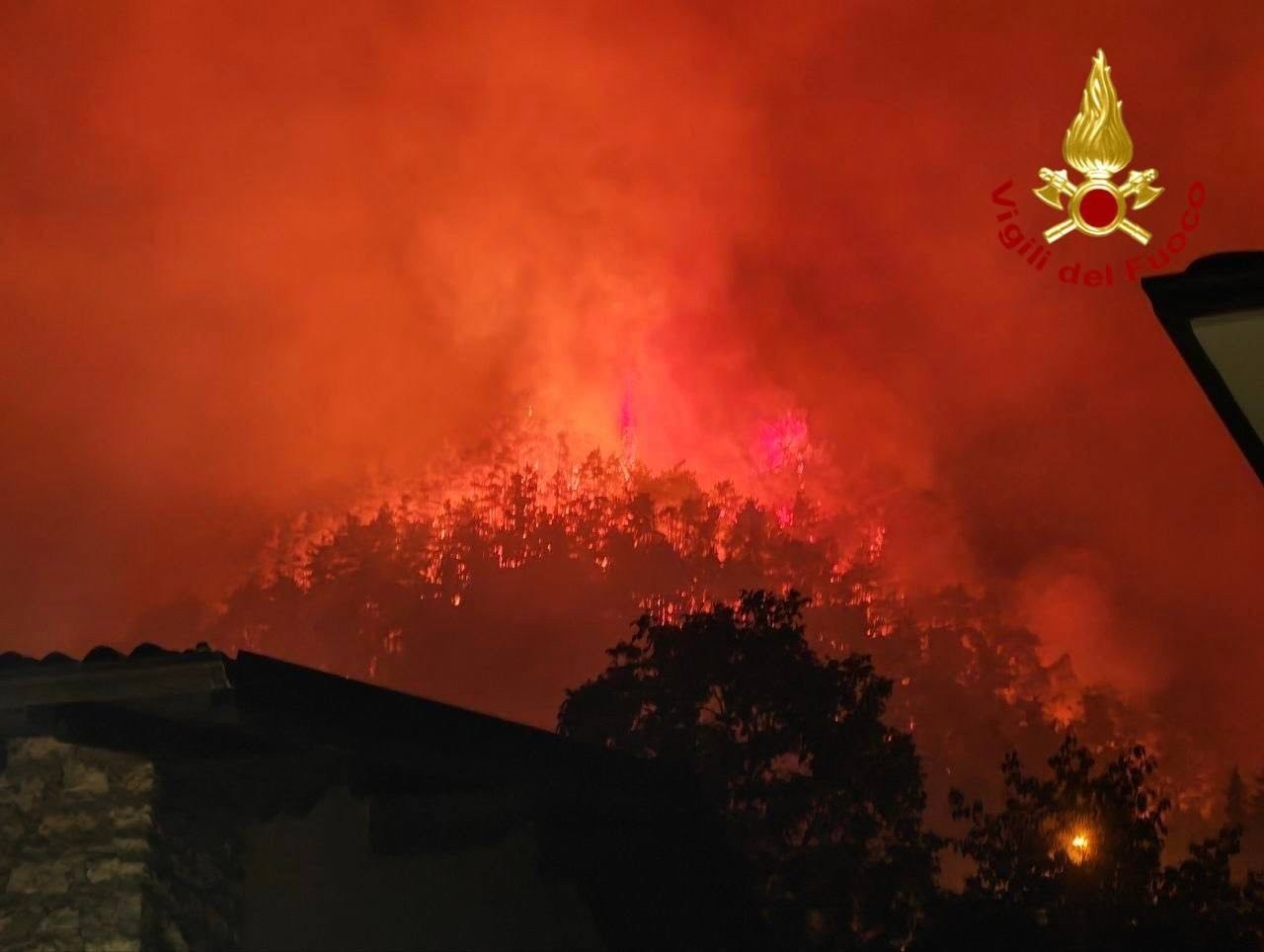 Požiar vypukol v obci Tignale na západnom brehu Gardského jazera.