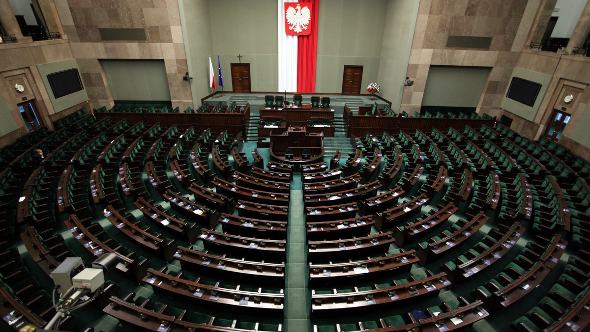 Obroty z tytułu sprzedaży alkoholu w Sejmie rosną. Posłowie piją coraz więcej podczas posiedzeń poselskich i coraz więcej pieniędzy zostawiają w sejmowym drink barze. Jak dowiedział się "Super Express", w zeszłym roku kwota, jaką przeznaczano dziennie na zakup alkoholu, wynosiła średnio 1400 zł.  W tym roku suma jest wyższa.