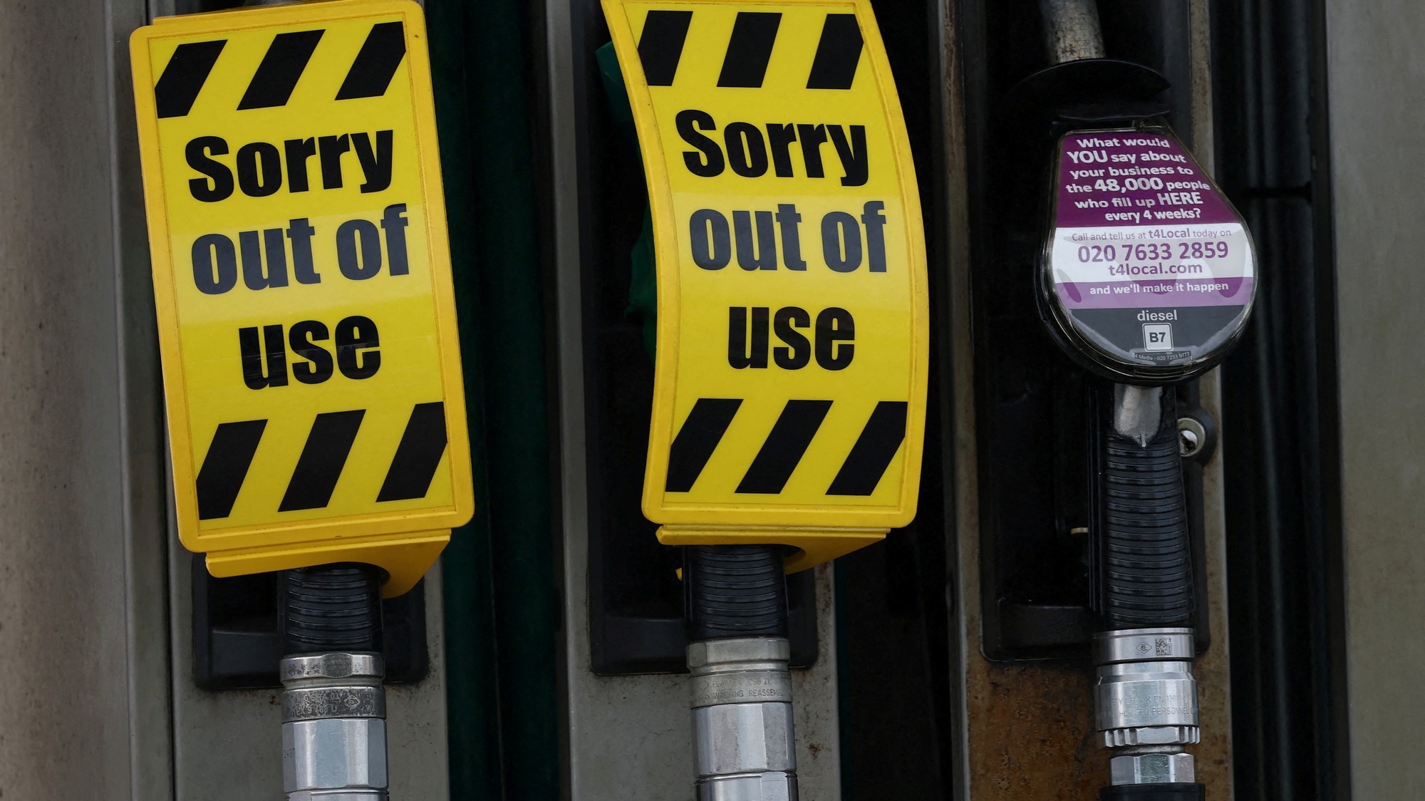 Na tryskách prázdnych čerpacích stojanov na bezolovnatý benzín na čerpacej stanici v britskom Manchestri visia tabuľky s nápisom „Mimo prevádzky“.